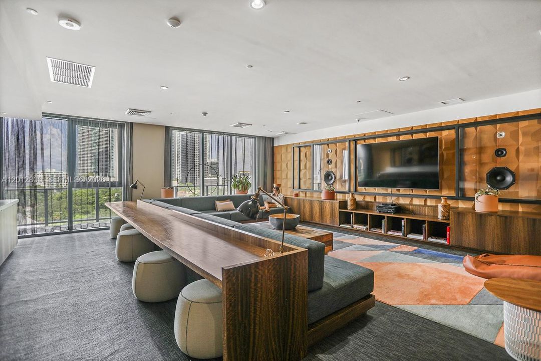 For Sale: $420,000 (1 beds, 1 baths, 607 Square Feet)