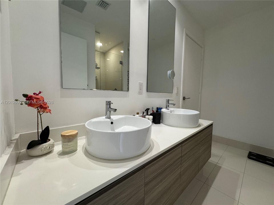 For Sale: $420,000 (1 beds, 1 baths, 607 Square Feet)
