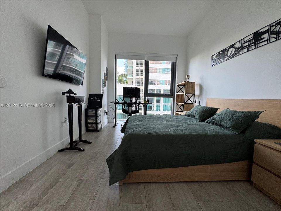 For Sale: $420,000 (1 beds, 1 baths, 607 Square Feet)
