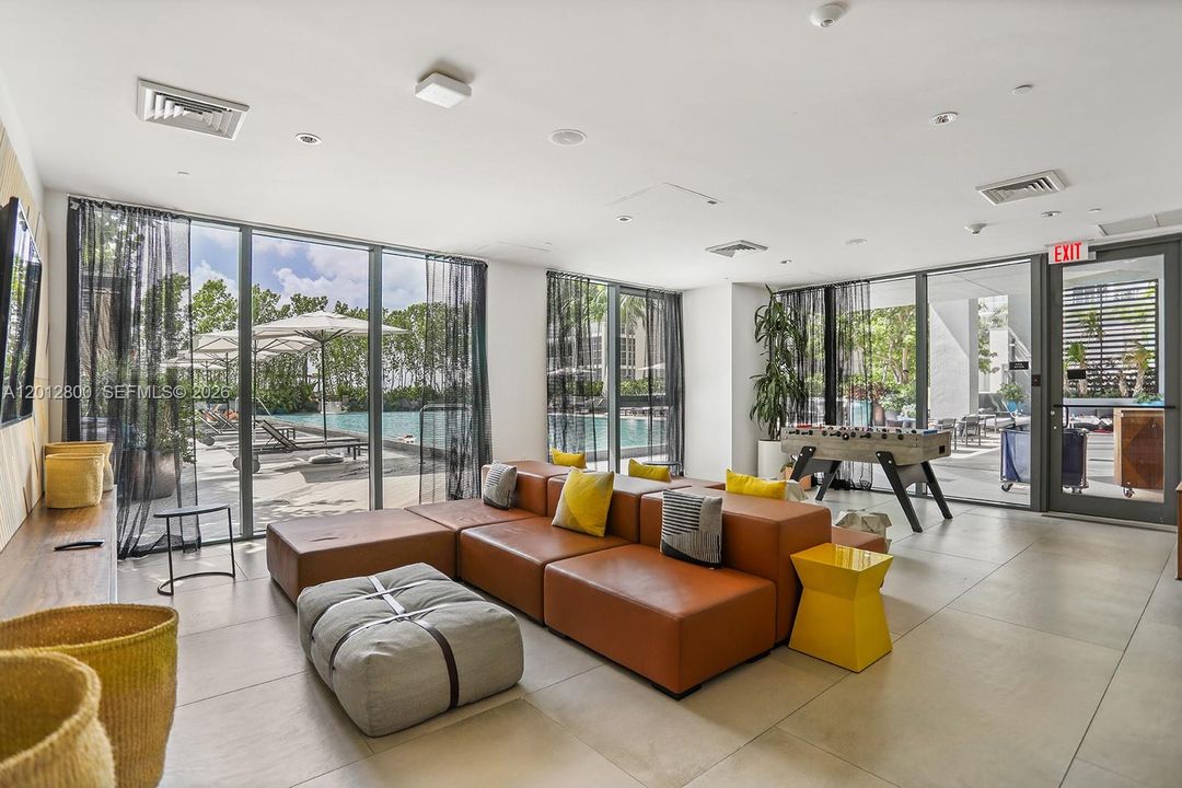 For Sale: $420,000 (1 beds, 1 baths, 607 Square Feet)