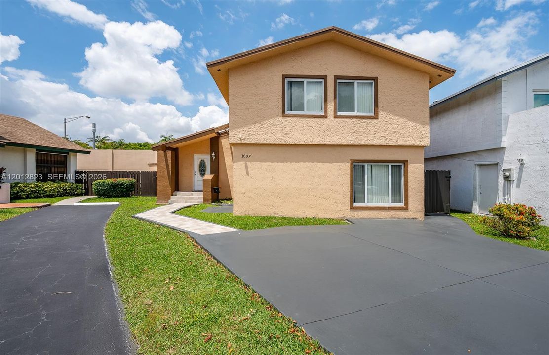 For Sale: $650,000 (4 beds, 3 baths, 1962 Square Feet)
