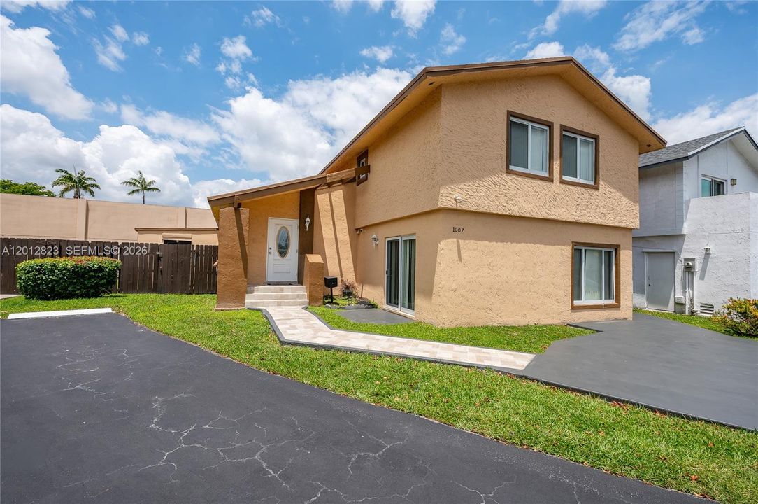 For Sale: $650,000 (4 beds, 3 baths, 1962 Square Feet)