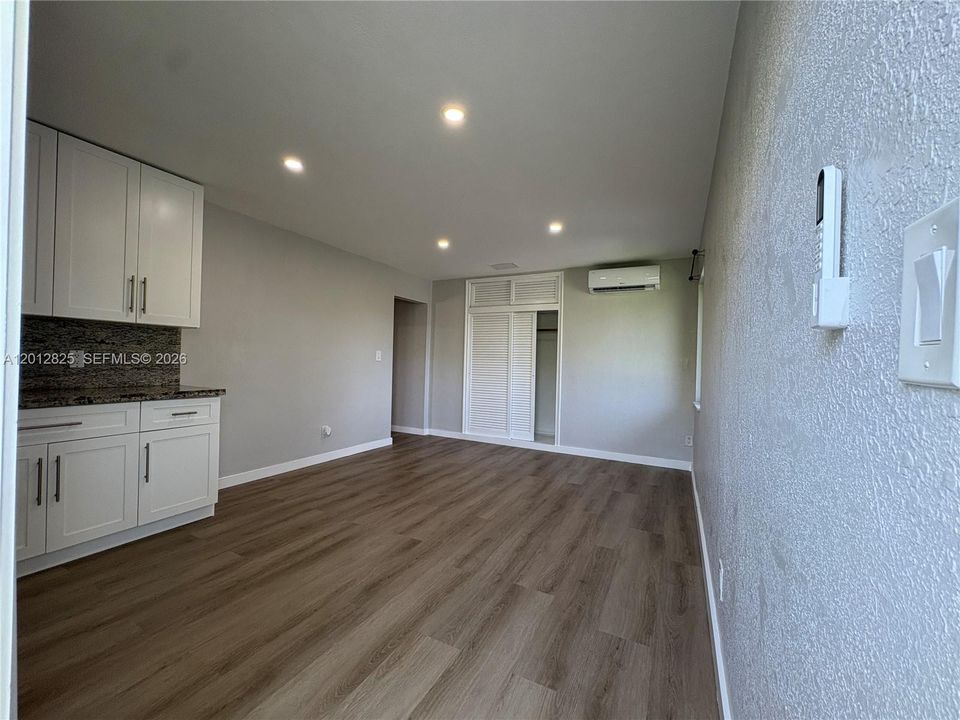 В аренду: $1,800 (1 спален, 1 ванн, 2424 Квадратных фут)