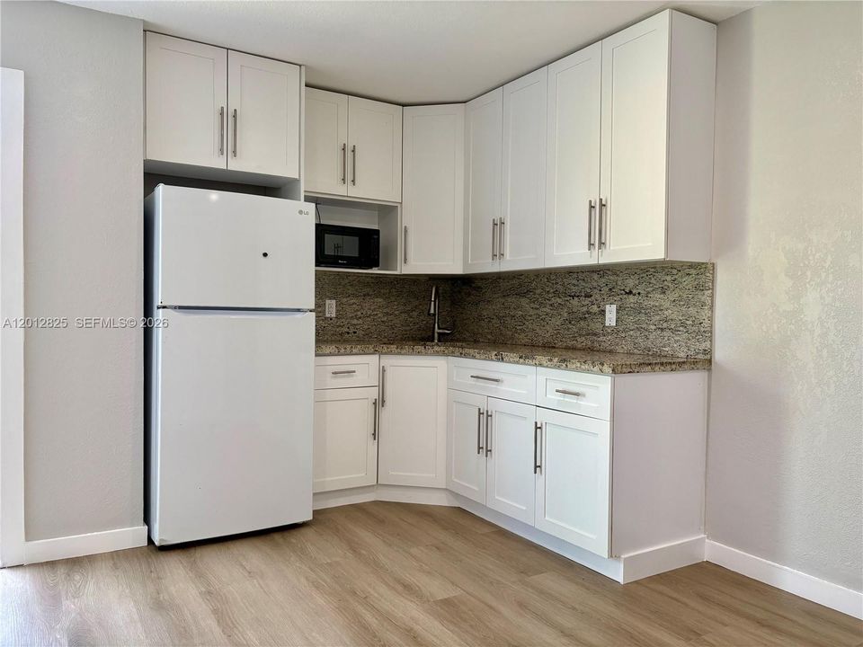 В аренду: $1,800 (1 спален, 1 ванн, 2424 Квадратных фут)