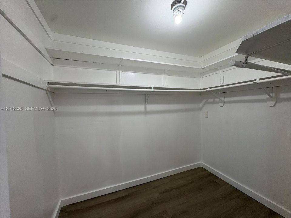 В аренду: $1,800 (1 спален, 1 ванн, 2424 Квадратных фут)
