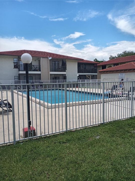 For Sale: $169,900 (2 beds, 2 baths, 800 Square Feet)