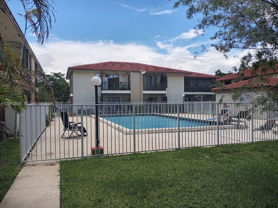 For Sale: $169,900 (2 beds, 2 baths, 800 Square Feet)