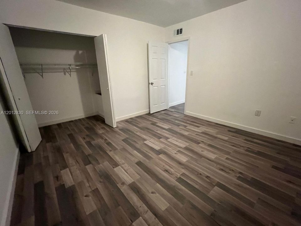 На продажу: $320,000 (2 спален, 1 ванн, 1075 Квадратных фут)