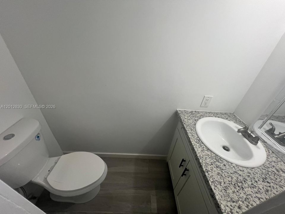 На продажу: $320,000 (2 спален, 1 ванн, 1075 Квадратных фут)