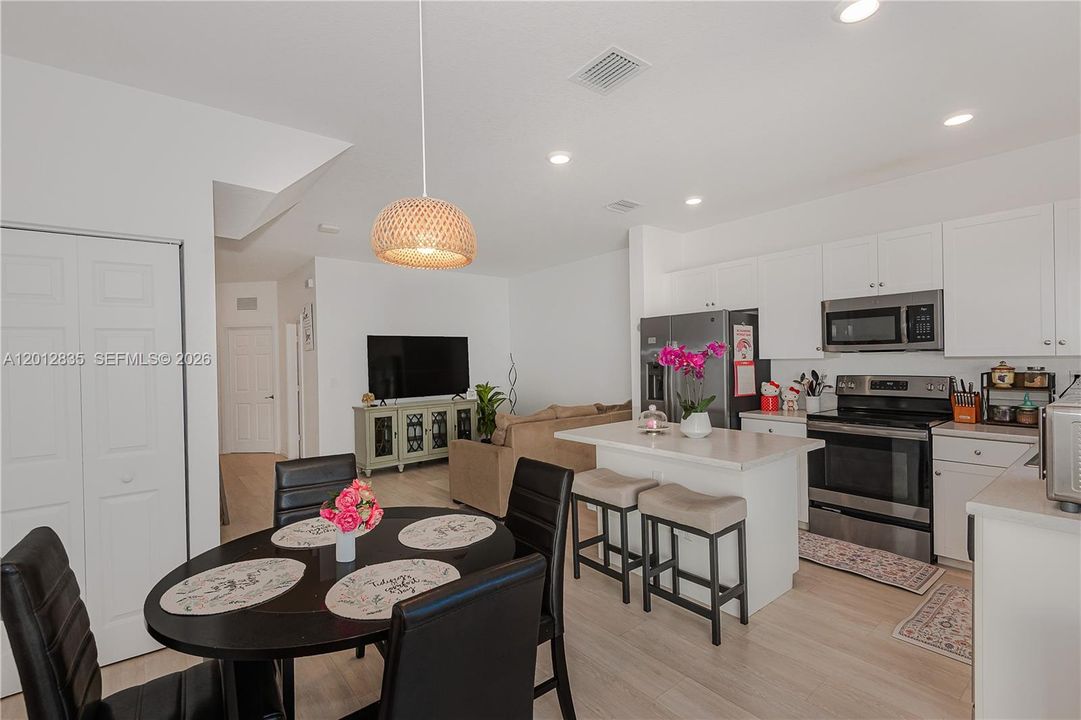 En Venta: $499,000 (3 camas, 3 baños, 1332 Pies cuadrados)