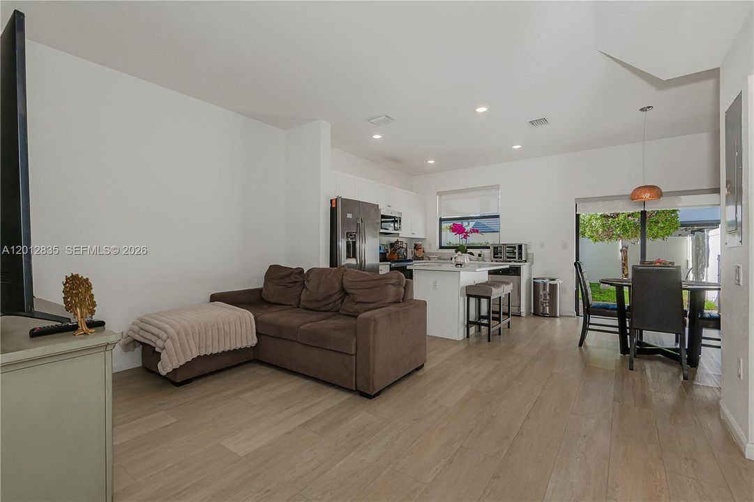 En Venta: $499,000 (3 camas, 3 baños, 1332 Pies cuadrados)