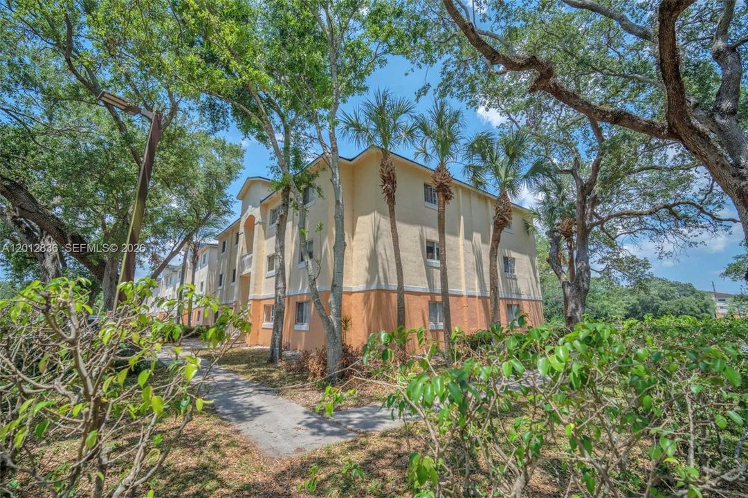 For Sale: $177,500 (1 beds, 1 baths, 659 Square Feet)