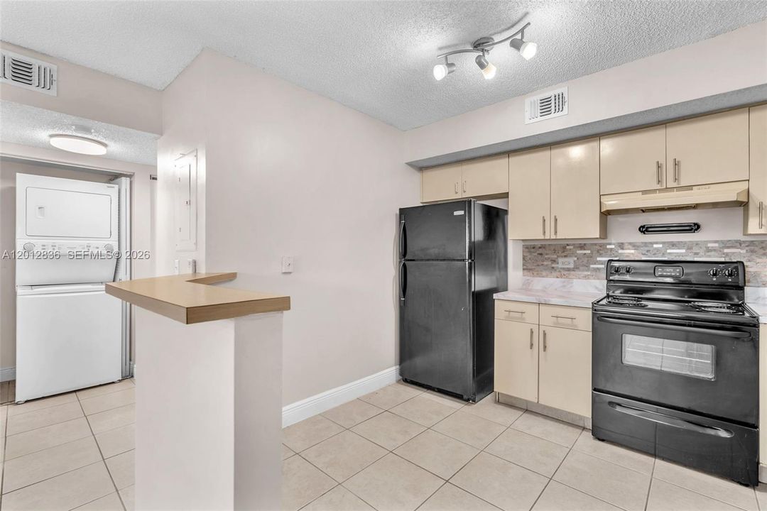 For Sale: $177,500 (1 beds, 1 baths, 659 Square Feet)