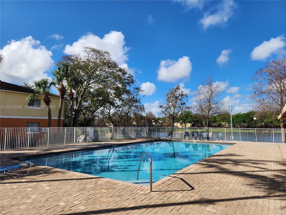 For Sale: $177,500 (1 beds, 1 baths, 659 Square Feet)