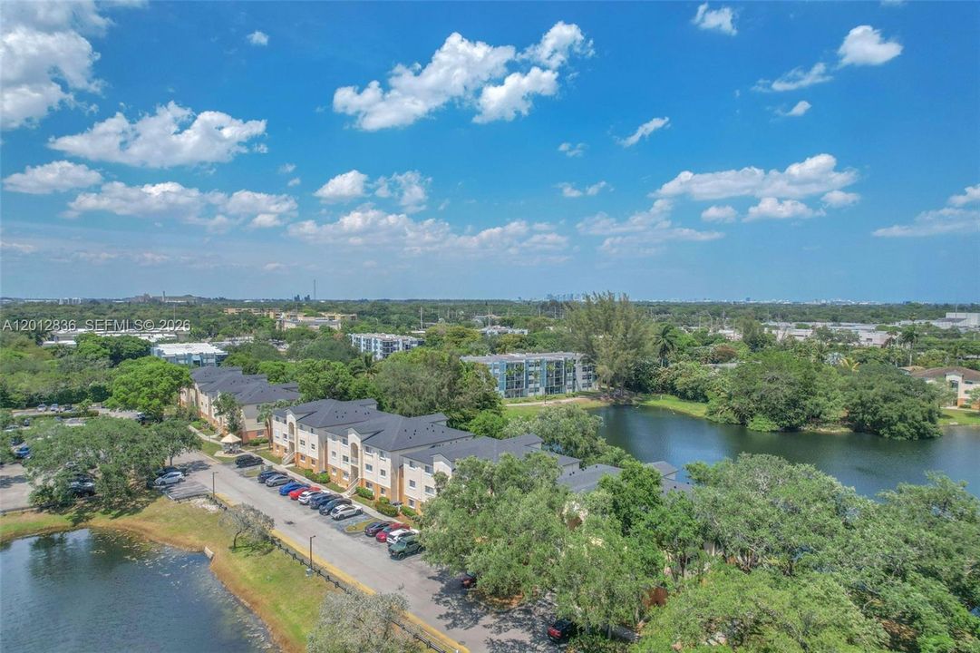 For Sale: $177,500 (1 beds, 1 baths, 659 Square Feet)