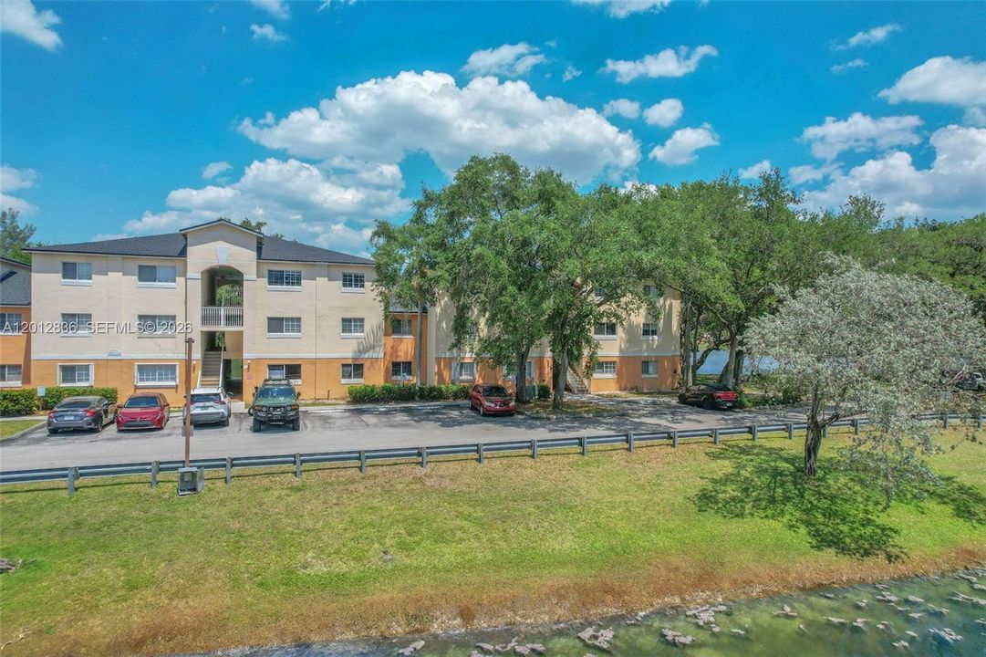 For Sale: $177,500 (1 beds, 1 baths, 659 Square Feet)