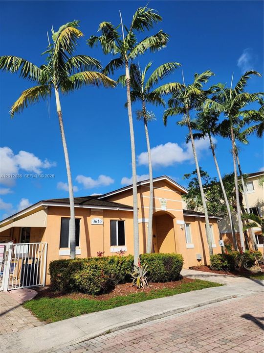 For Sale: $177,500 (1 beds, 1 baths, 659 Square Feet)