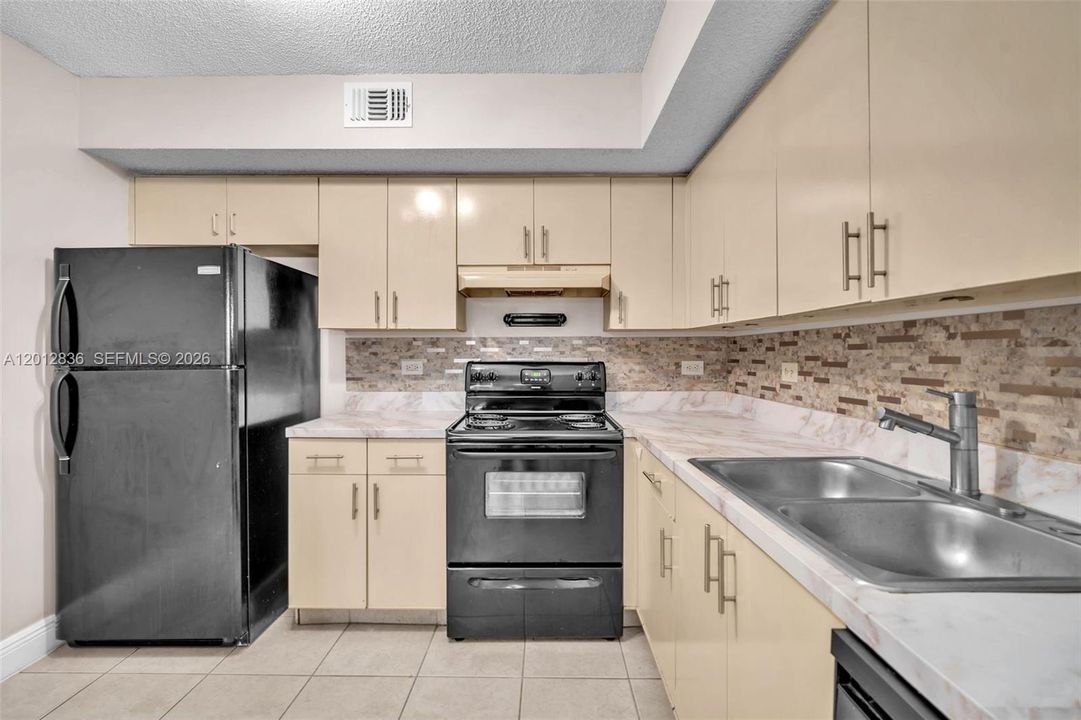 For Sale: $177,500 (1 beds, 1 baths, 659 Square Feet)