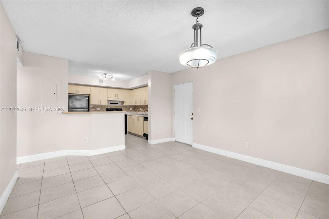 For Sale: $177,500 (1 beds, 1 baths, 659 Square Feet)