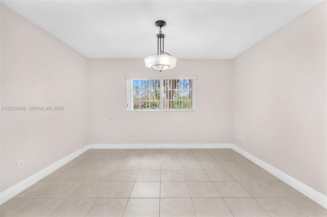 For Sale: $177,500 (1 beds, 1 baths, 659 Square Feet)