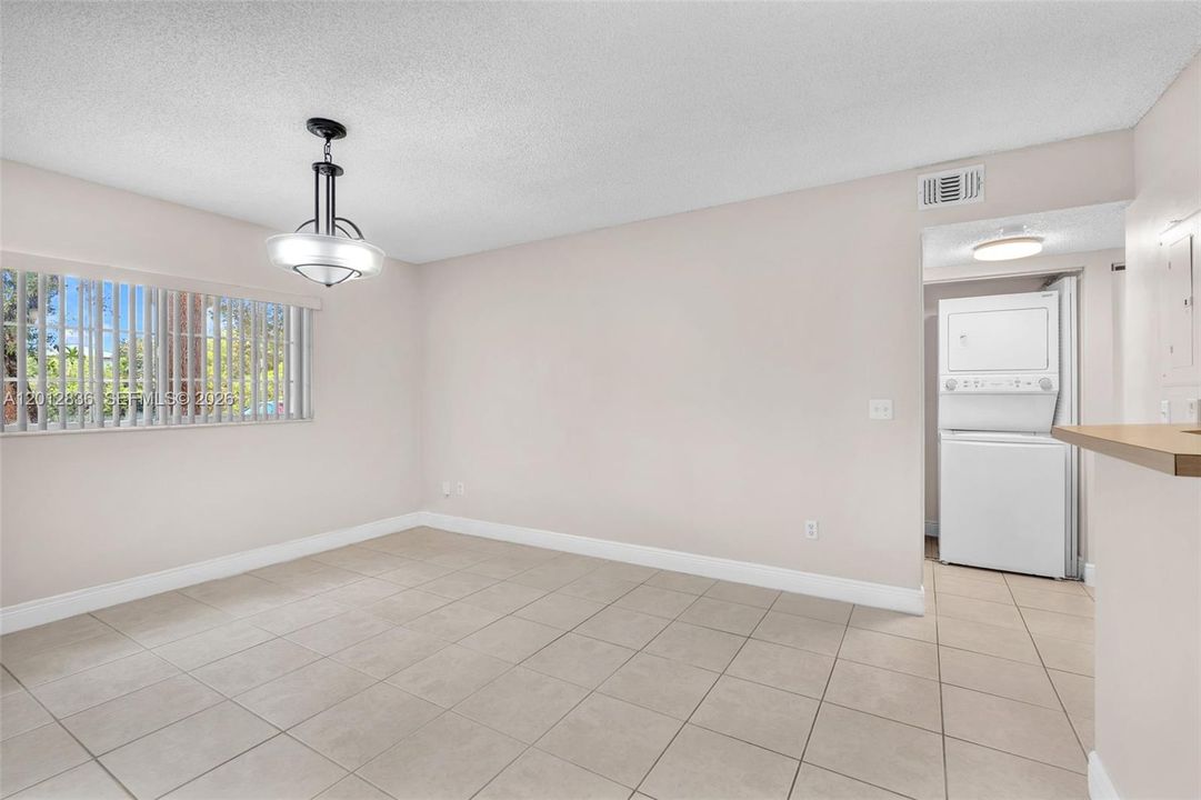 For Sale: $177,500 (1 beds, 1 baths, 659 Square Feet)