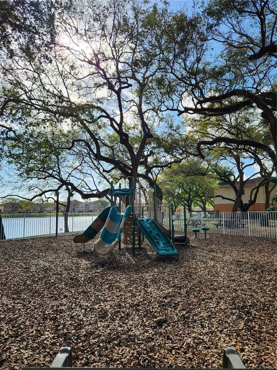 For Sale: $177,500 (1 beds, 1 baths, 659 Square Feet)