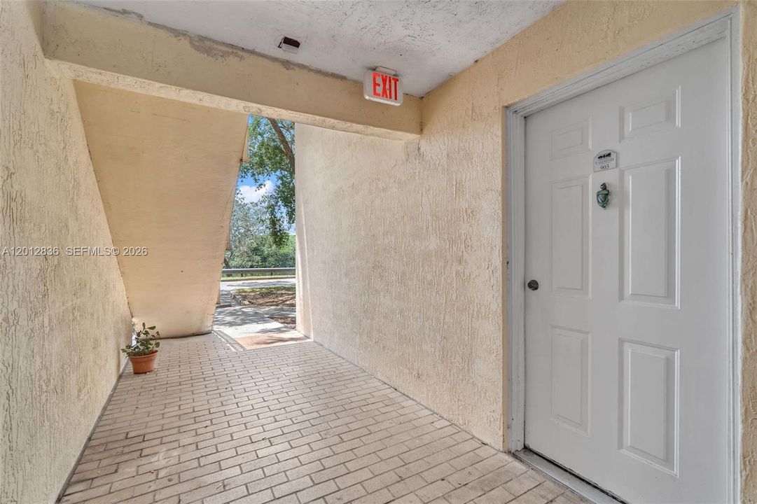 For Sale: $177,500 (1 beds, 1 baths, 659 Square Feet)