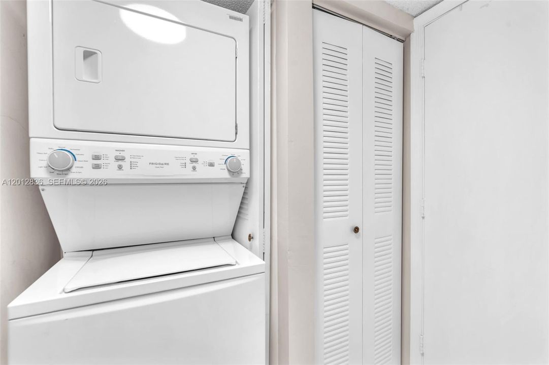 For Sale: $177,500 (1 beds, 1 baths, 659 Square Feet)