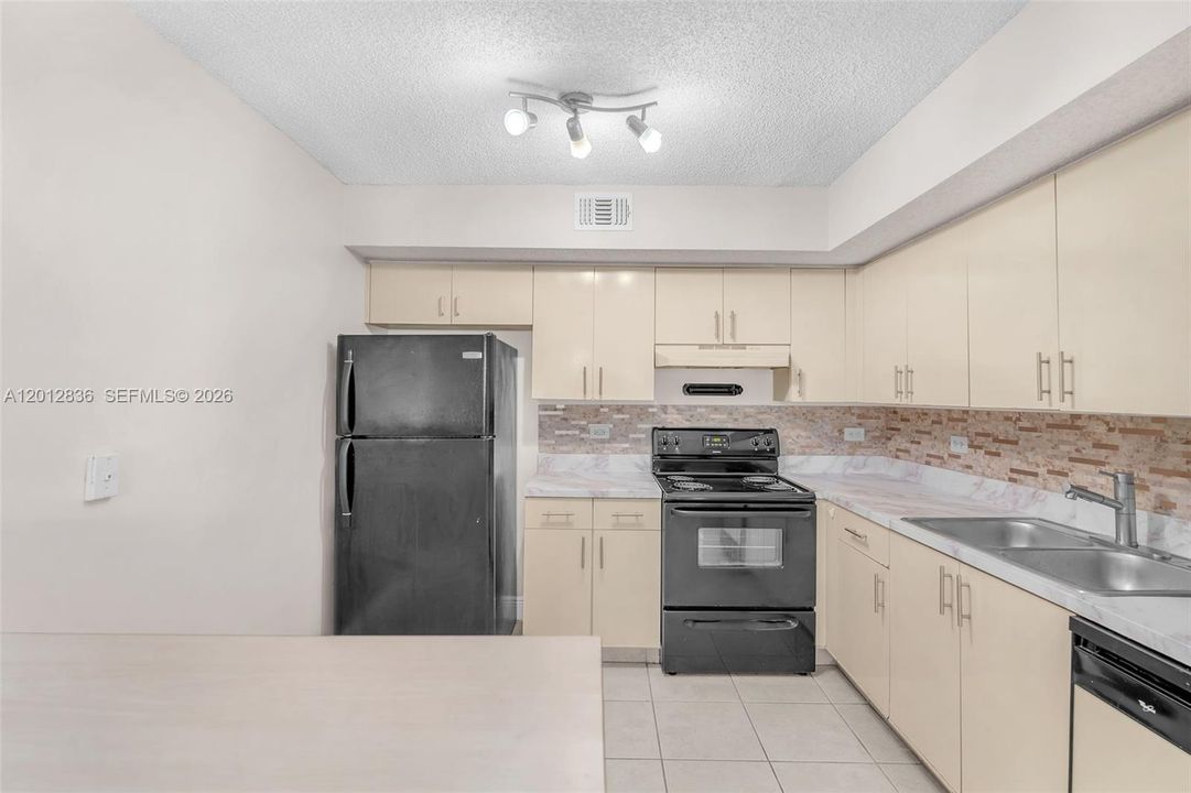 For Sale: $177,500 (1 beds, 1 baths, 659 Square Feet)