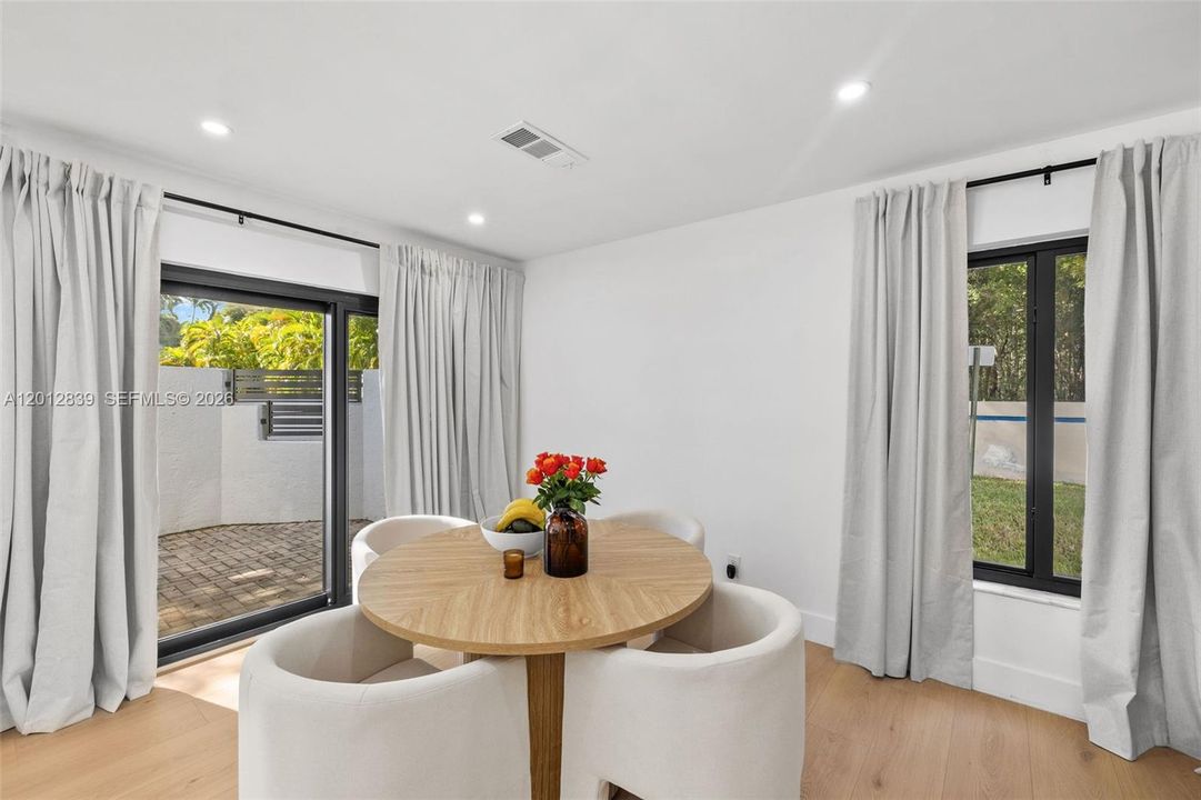 En Venta: $699,000 (3 camas, 2 baños, 1495 Pies cuadrados)