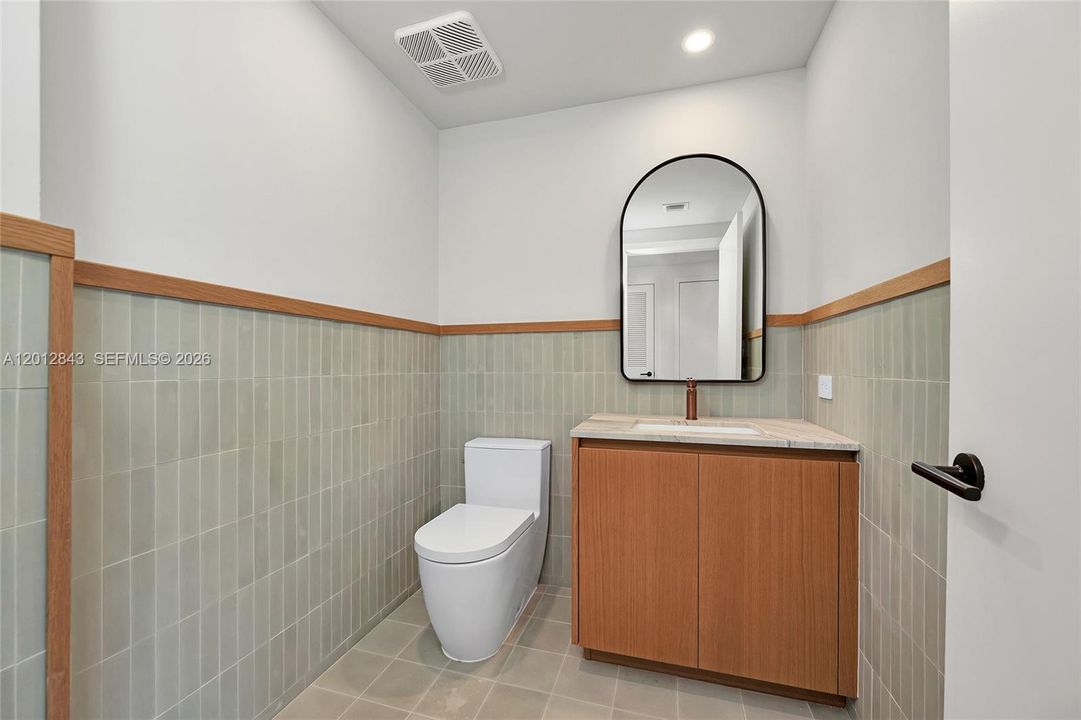 For Sale: $2,995,000 (2 beds, 2 baths, 1701 Square Feet)