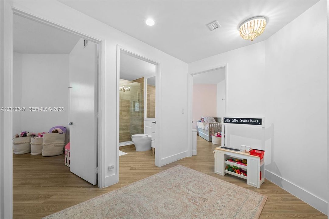 Activo con contrato: $15,500 (3 camas, 3 baños, 2470 Pies cuadrados)