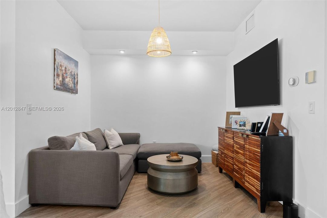 Activo con contrato: $15,500 (3 camas, 3 baños, 2470 Pies cuadrados)