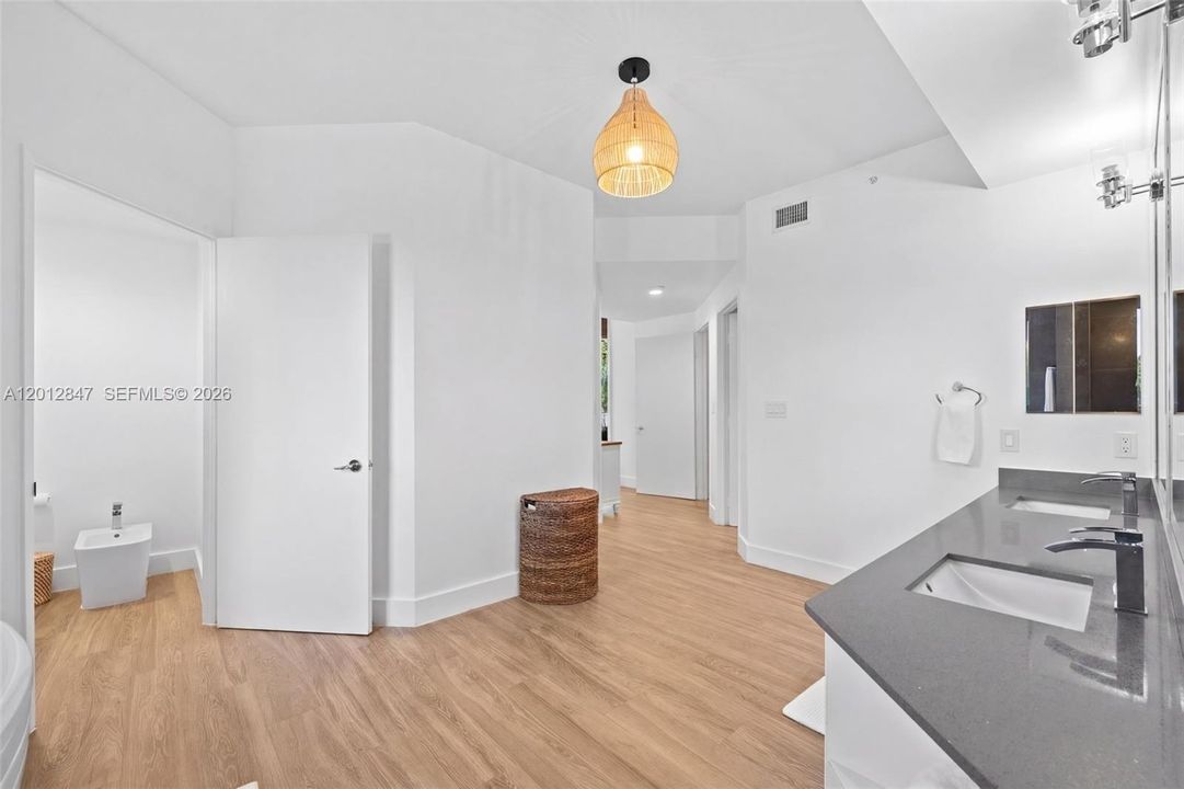 Activo con contrato: $15,500 (3 camas, 3 baños, 2470 Pies cuadrados)