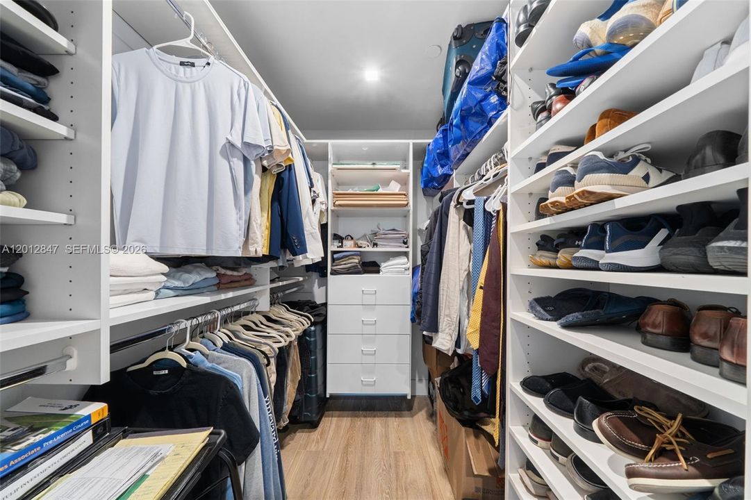 Activo con contrato: $15,500 (3 camas, 3 baños, 2470 Pies cuadrados)