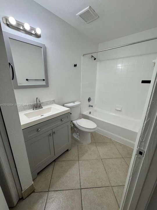 Activo con contrato: $129,900 (2 camas, 1 baños, 708 Pies cuadrados)