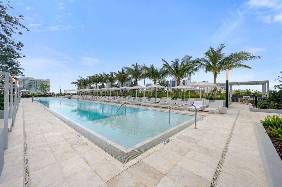 For Sale: $760,000 (1 beds, 1 baths, 411 Square Feet)