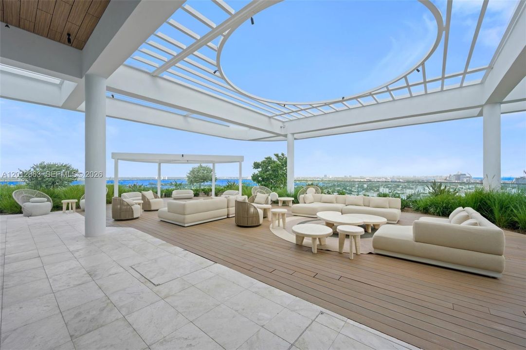 For Sale: $760,000 (1 beds, 1 baths, 411 Square Feet)