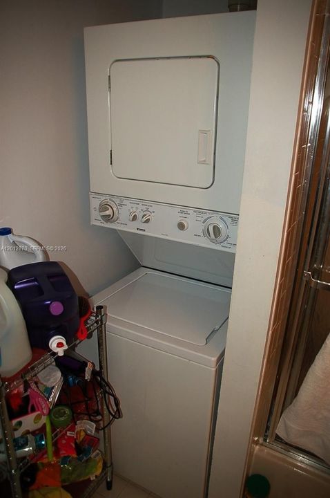 Activo con contrato: $1,700 (2 camas, 2 baños, 760 Pies cuadrados)