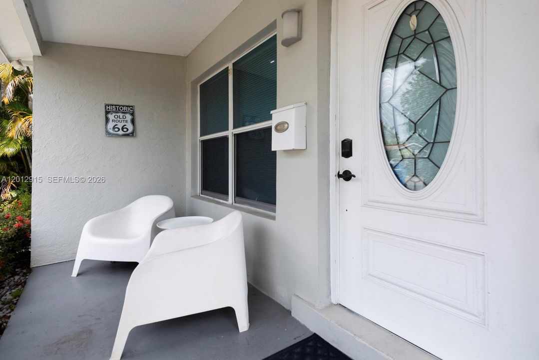 Под контрактом: $2,990 (3 спален, 2 ванн, 988 Квадратных фут)