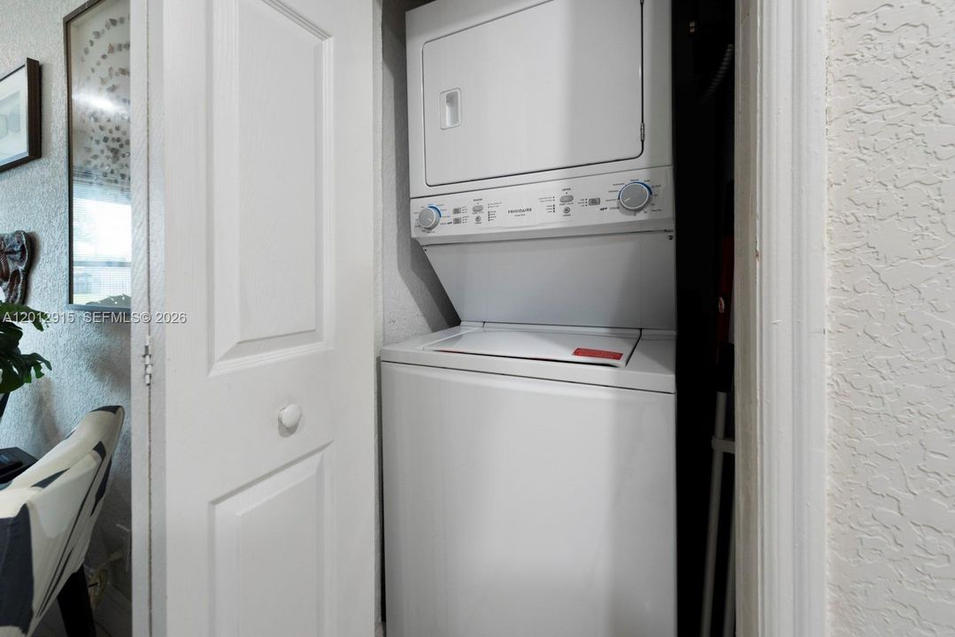 Под контрактом: $2,990 (3 спален, 2 ванн, 988 Квадратных фут)
