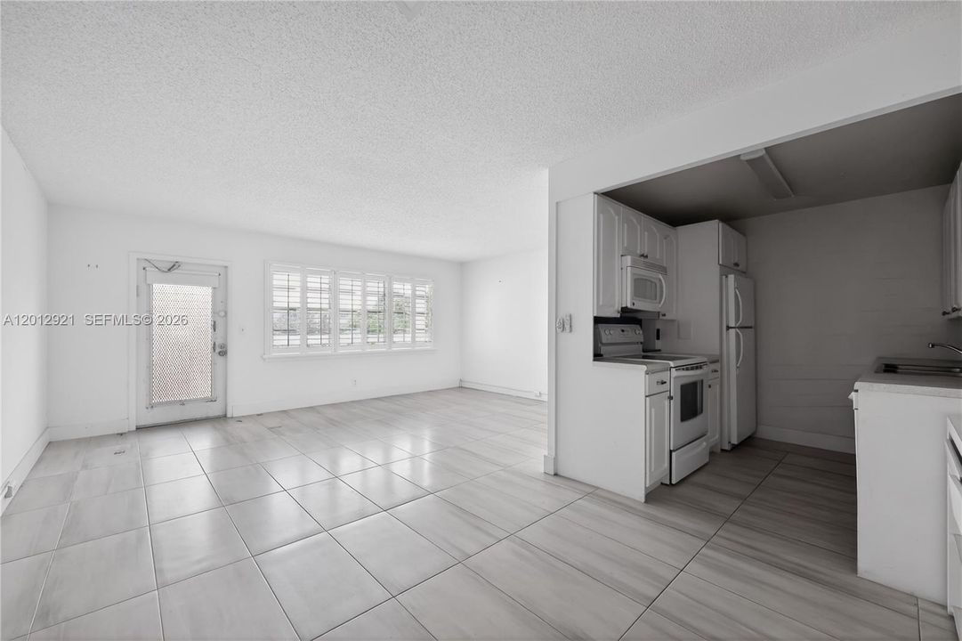 На продажу: $129,900 (1 спален, 1 ванн, 700 Квадратных фут)