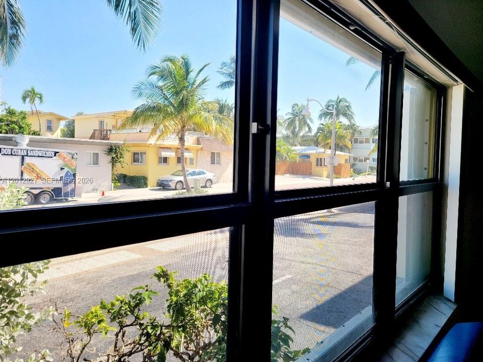 Active With Contract: $258,000 (0 beds, 1 baths, 408 Square Feet)