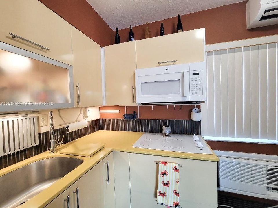 Active With Contract: $258,000 (0 beds, 1 baths, 408 Square Feet)