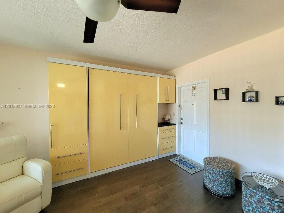 Active With Contract: $258,000 (0 beds, 1 baths, 408 Square Feet)