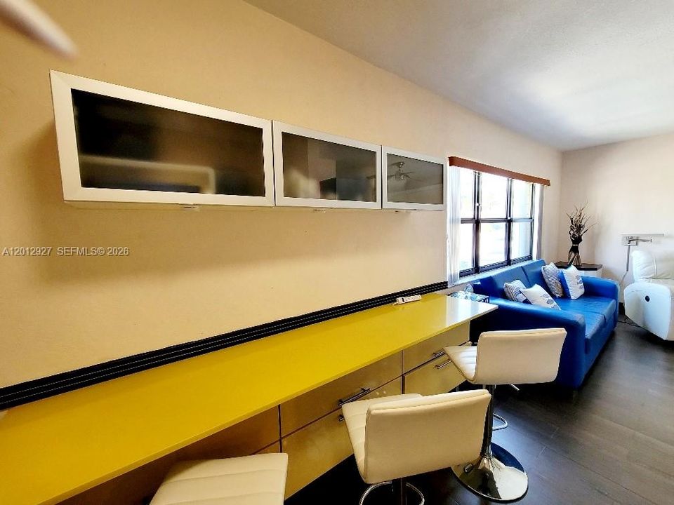 Active With Contract: $258,000 (0 beds, 1 baths, 408 Square Feet)