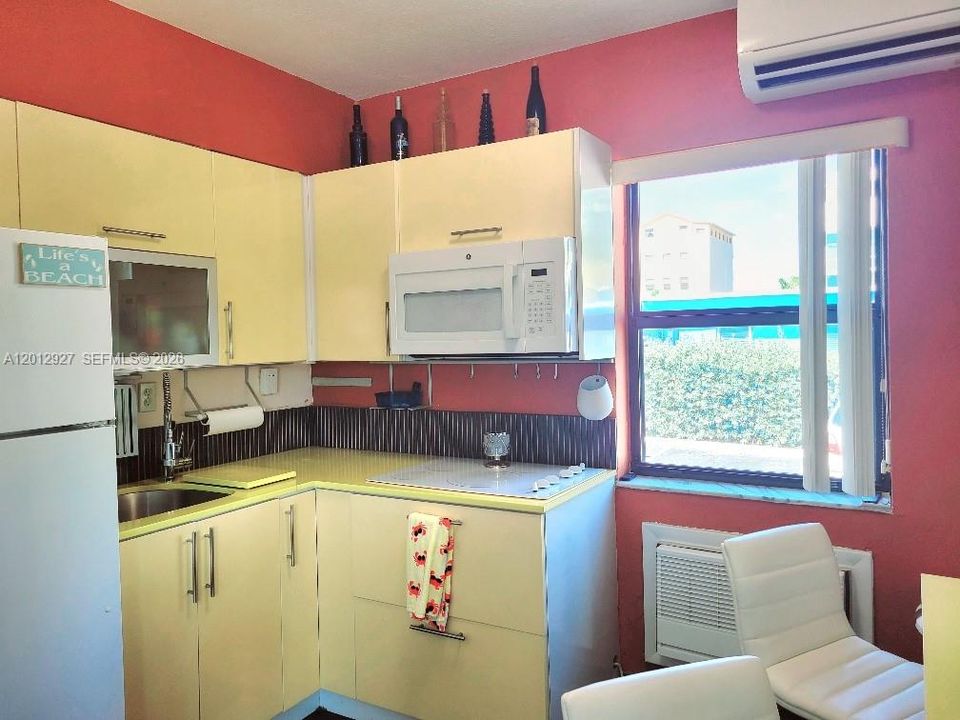 Active With Contract: $258,000 (0 beds, 1 baths, 408 Square Feet)