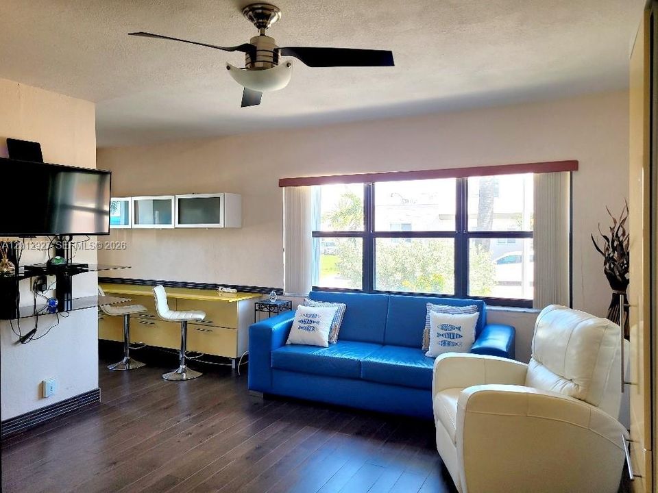 Active With Contract: $258,000 (0 beds, 1 baths, 408 Square Feet)