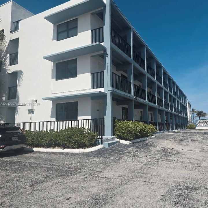 Active With Contract: $258,000 (0 beds, 1 baths, 408 Square Feet)
