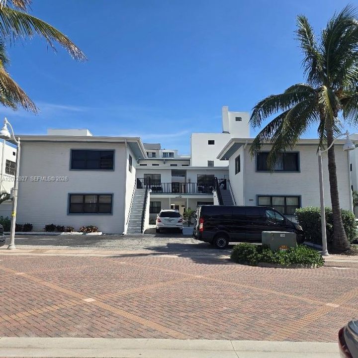 Active With Contract: $258,000 (0 beds, 1 baths, 408 Square Feet)